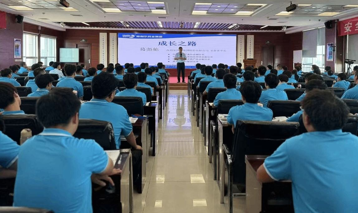 名譽(yù)董事長(zhǎng)為2024屆新員工講授《成長(zhǎng)之路》