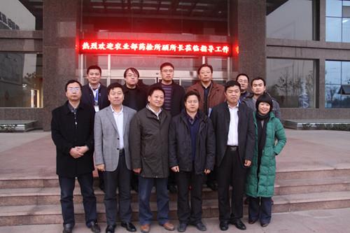 國(guó)家農(nóng)業(yè)部藥檢所副所長(zhǎng)顧寶根、山東省藥檢所所長(zhǎng)楊理健來公司指導(dǎo)工作