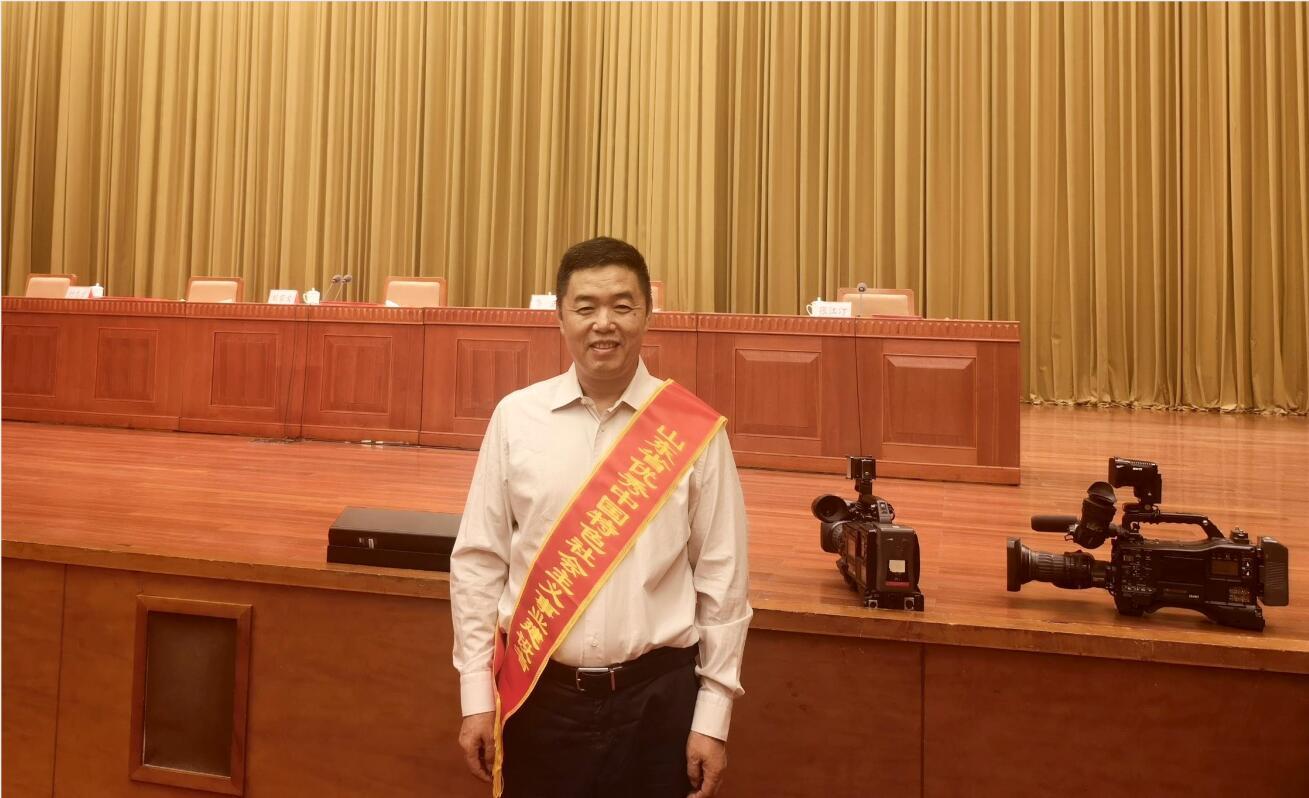 祝賀| 海利爾藥業(yè)集團(tuán)董事長(zhǎng)葛堯倫榮獲 “山東省優(yōu)秀中國(guó)特色社會(huì)主義事業(yè)建設(shè)者”稱號(hào)