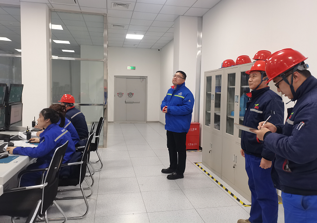 新春下基層 慰問走一線——集團(tuán)董事長(zhǎng)兼總裁春節(jié)走進(jìn)原藥生產(chǎn)一線慰問員工